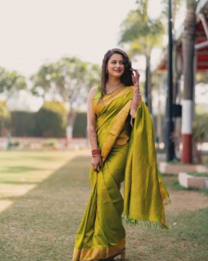 Revati Lele Instagram - 🍃💕 

(Ok last one I promise🤪)

📸 @vinay_maladkar 💕
Mehendi artist- @gauris_artistic_heena 💕