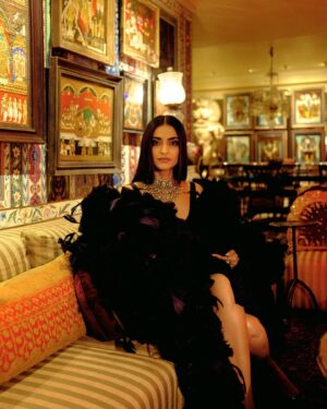 Rhea Kapoor Instagram - Celebrating 25 years of @sabyasachiofficial 🖤
By @farhanhussain 
In @sabyasachiofficial couture and @dior 

Style @rheakapoor with @abhilashatd

Beauty @namratasoni 
Hair @bbhiral 
#25yearsofsabyasachi