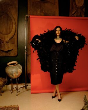 Rhea Kapoor Instagram - Celebrating 25 years of @sabyasachiofficial 🖤
By @farhanhussain 
In @sabyasachiofficial couture and @dior 

Style @rheakapoor with @abhilashatd

Beauty @namratasoni 
Hair @bbhiral 
#25yearsofsabyasachi
