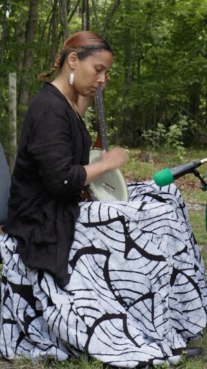 Rhiannon Giddens Instagram - Here’s a bit of @RhiannonGiddens & Justin Robinson (@countrygentlemancooks) performing “Hook and Line,” from ‘What Did the Blackbird Say to the Crow,’ their upcoming album of 18 favorite North Carolina tunes, due April 18. It’s a traditional tune from their mentor Joe Thompson’s repertoire; the video was filmed at his home in Mebane, NC, by @alexeimejouev. You can watch it now at YouTube.com/RhiannonGiddens.

#RhiannonGiddens #JustinRobinson #WhatDidTheBlackbirdSayToTheCrow #HookAndLine #JoeThompson #Banjo #Fiddle #Nonesuch #NonesuchRecords