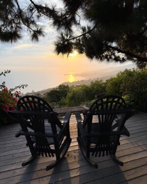 Ricki Lake Instagram - It’s all gone. 💔 
I can’t believe I am typing these words. 
After a valiant and brave effort by our friend and hero @kirbykotler_  Ross and I lost our dream home. This description ‘dream home’ doesn’t suffice. It was our heaven on earth. The place where we planned to grow old together. We never took our heavenly spot on the bluff overlooking our beloved malibu for granted, not even for one second. I shared our sunset 🌅 views almost daily with all of you. 
This loss is immeasurable. It’s the spot where we got married 3 years ago. 
I grieve along with all of those suffering during this apocalyptic event. 
Praying for all of my neighbors, my friends, my community, the animals, the firefighters and first responders. 
More to share soon of how we escaped with Dolly and not much else. For now I grieve. 💔💔💔