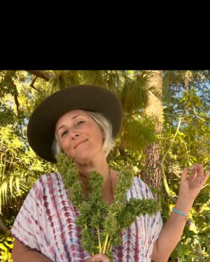 Ricki Lake Instagram - It’s all gone. 💔 
I can’t believe I am typing these words. 
After a valiant and brave effort by our friend and hero @kirbykotler_  Ross and I lost our dream home. This description ‘dream home’ doesn’t suffice. It was our heaven on earth. The place where we planned to grow old together. We never took our heavenly spot on the bluff overlooking our beloved malibu for granted, not even for one second. I shared our sunset 🌅 views almost daily with all of you. 
This loss is immeasurable. It’s the spot where we got married 3 years ago. 
I grieve along with all of those suffering during this apocalyptic event. 
Praying for all of my neighbors, my friends, my community, the animals, the firefighters and first responders. 
More to share soon of how we escaped with Dolly and not much else. For now I grieve. 💔💔💔