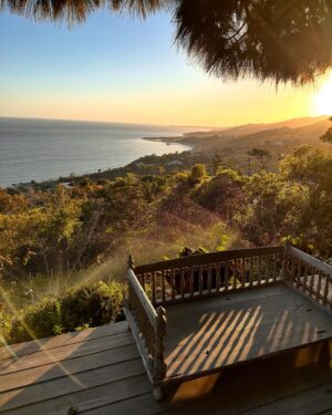 Ricki Lake Instagram - It’s all gone. 💔 
I can’t believe I am typing these words. 
After a valiant and brave effort by our friend and hero @kirbykotler_  Ross and I lost our dream home. This description ‘dream home’ doesn’t suffice. It was our heaven on earth. The place where we planned to grow old together. We never took our heavenly spot on the bluff overlooking our beloved malibu for granted, not even for one second. I shared our sunset 🌅 views almost daily with all of you. 
This loss is immeasurable. It’s the spot where we got married 3 years ago. 
I grieve along with all of those suffering during this apocalyptic event. 
Praying for all of my neighbors, my friends, my community, the animals, the firefighters and first responders. 
More to share soon of how we escaped with Dolly and not much else. For now I grieve. 💔💔💔
