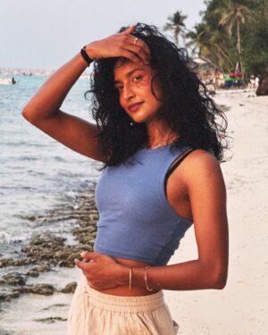 Rida Tharana Instagram - If you don’t know how to love yourself, the universe will keep sending you people that don’t know how to love you either. 
App : OldRoll
I’ve tagged all the brands…