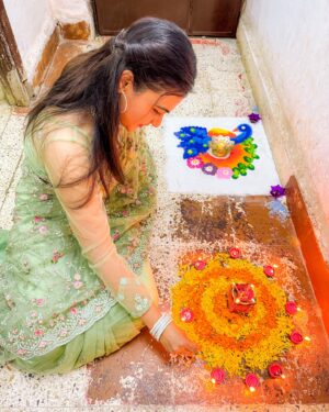 Ridergirl Vishakha Instagram - 🪔Wishing everyone a Shubh Deepawali! ✨

Please remember to take care of animals too during the celebrations, keeping them safe and calm in the spirit of kindness and compassion. 🐾💫

✨ This Diwali, let’s celebrate the light that brings us together, filling our homes and hearts with love, warmth, and happiness. May the beauty of the diyas guide us all towards peace and joy, cherishing the blessings of family, friends, and all who touch our lives. 💖 

📸 Meri Maa👑