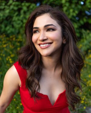 Ridhima Pandit Instagram - Laal tumhaare Dil ka haal , Dikhta mujh par kamaal hai 😁♥️