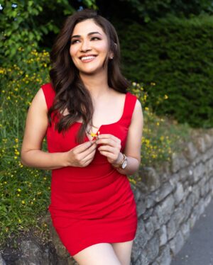 Ridhima Pandit Instagram - Laal tumhaare Dil ka haal , Dikhta mujh par kamaal hai 😁♥️