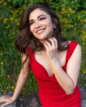 Ridhima Pandit Instagram - Laal tumhaare Dil ka haal , Dikhta mujh par kamaal hai 😁♥️