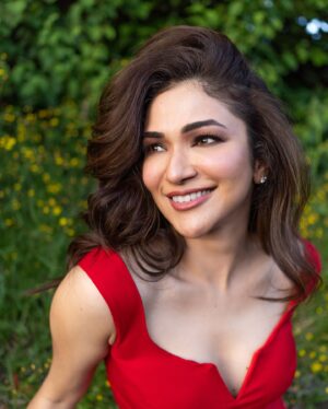 Ridhima Pandit Instagram - Laal tumhaare Dil ka haal , Dikhta mujh par kamaal hai 😁♥️