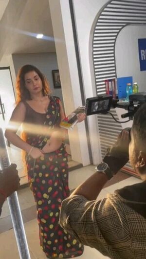 Ridhima Tiwari Instagram - Ooh lala 😀 
Nari aur saree 🤪