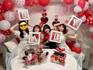 Rie Kitahara Instagram - ❤️👶🏻🚿❤️
夏ごろに、
大切な後輩たちにも
ベビーシャワーをやってもらっちゃいました🥹🫶🏻❣️

動画ぜーんぶ見せたいくらい
愛に溢れた空間で、、、
頑張ってたくさん準備してくれて
目隠しして部屋に連れて行ってくれて
めっちゃお祝いしてくれて
そのままお泊まりして
とにかく楽しい愛しい時間すぎて幸せすぎました‼️‼️‼️

やまだが胎動感じて泣いてました。ワラ

幸せな記録、ここに残させてください👶🏻💖

 #ベビーシャワー #babyshower