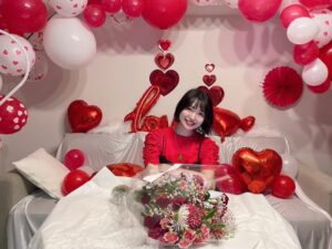 Rie Kitahara Instagram - ❤️👶🏻🚿❤️
夏ごろに、
大切な後輩たちにも
ベビーシャワーをやってもらっちゃいました🥹🫶🏻❣️

動画ぜーんぶ見せたいくらい
愛に溢れた空間で、、、
頑張ってたくさん準備してくれて
目隠しして部屋に連れて行ってくれて
めっちゃお祝いしてくれて
そのままお泊まりして
とにかく楽しい愛しい時間すぎて幸せすぎました‼️‼️‼️

やまだが胎動感じて泣いてました。ワラ

幸せな記録、ここに残させてください👶🏻💖

 #ベビーシャワー #babyshower