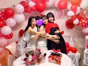 Rie Kitahara Instagram - ❤️👶🏻🚿❤️
夏ごろに、
大切な後輩たちにも
ベビーシャワーをやってもらっちゃいました🥹🫶🏻❣️

動画ぜーんぶ見せたいくらい
愛に溢れた空間で、、、
頑張ってたくさん準備してくれて
目隠しして部屋に連れて行ってくれて
めっちゃお祝いしてくれて
そのままお泊まりして
とにかく楽しい愛しい時間すぎて幸せすぎました‼️‼️‼️

やまだが胎動感じて泣いてました。ワラ

幸せな記録、ここに残させてください👶🏻💖

 #ベビーシャワー #babyshower