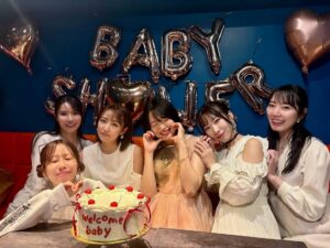 Rie Kitahara Instagram - 👶🏻🎀🚿💖
みなみちゃん主催で
ベビーシャワーをしてもらいました🧸🍒
憧れてたので嬉しすぎた…😳🤍
ほんでさすがのみなみちゃんの幹事力だった。笑

誰がくるとか知らない、サプライズ形式だったので
メンバーがたくさんいて嬉しかった😌
すごく幸せな時間を過ごしました♡
このハッピーはお腹の中の赤ちゃんに届いてるはず…🫶🏻

 #babyshower #ベビーシャワー