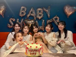 Rie Kitahara Instagram - 👶🏻🎀🚿💖
みなみちゃん主催で
ベビーシャワーをしてもらいました🧸🍒
憧れてたので嬉しすぎた…😳🤍
ほんでさすがのみなみちゃんの幹事力だった。笑

誰がくるとか知らない、サプライズ形式だったので
メンバーがたくさんいて嬉しかった😌
すごく幸せな時間を過ごしました♡
このハッピーはお腹の中の赤ちゃんに届いてるはず…🫶🏻

 #babyshower #ベビーシャワー