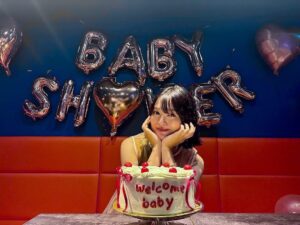 Rie Kitahara Instagram - 👶🏻🎀🚿💖
みなみちゃん主催で
ベビーシャワーをしてもらいました🧸🍒
憧れてたので嬉しすぎた…😳🤍
ほんでさすがのみなみちゃんの幹事力だった。笑

誰がくるとか知らない、サプライズ形式だったので
メンバーがたくさんいて嬉しかった😌
すごく幸せな時間を過ごしました♡
このハッピーはお腹の中の赤ちゃんに届いてるはず…🫶🏻

 #babyshower #ベビーシャワー