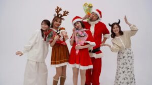 Riho Sayashi Instagram - 🎄🍙
　
露たちも皆さんと同じように季節を跨いでいく時間の流れ方がとても好きでした！
あと撮影後、心なしか自炊の手際が良くなった気がします🤔

めんつゆひとり飯、2シーズンに渡ってゆるっと楽しんでくださりありがとうございました！