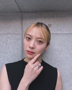 Rio Yamashita Instagram - 映画「雪子a.k.a.」初日舞台挨拶。

肝心なところで感極まってしまい、泣くのを我慢したら、伝えたいことが何も言えませんでした。情けない！
でも何も言わなくても、この映画を観てくだされば、想いはちゃんと伝わると思ってます。

鈴木史子さんの素晴らしい脚本、草場監督の気遣い屋で繊細な演出、寺本慎太郎さんの臨場感溢れるカメラワーク、照明の渡邉さんは、雪子の心に寄り添って明暗に輪郭を、、録音の太田卓さんは、ラップも含めた全ての音を事前収録にせず、現場の生音にしてくださいました。そしてそれを優しく見守る岩村プロデューサー。もうね、一人一人言い出したらキリがないんですが、、、素晴らしいスタッフ・キャストが集結して、最高のチームで映画を作ることができました。
そんな皆さんに囲まれて、雪子としてお芝居できたことを心から幸せに思います。
あーあー！生徒のみんな、可愛かったなぁ。もう、会いたいなぁ。
私にとって宝物のような作品。
渋谷のユーロスペースにて、まだ上映は続いてます。
少しでも沢山の方に観ていただければ、幸いです。
引き続き、「雪子a.k.a.」をよろしくお願いいたします。

👗
 @marella_japan
💍
@sararth_jewelry

hair&make 石川奈緒記さん