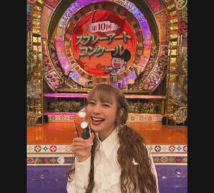 Rio Yamashita Instagram - （とってま遅ればせながら）
TBS「プレバト‼︎」
スプレーアート部門、優勝できました！
土浦市の素敵なところを詰め込んでみたよ。
ぜひ、遊びがてら見にいってみてください☺️

素敵なお衣装はこちら♡
@thekeijiny 

stylist @izumimachino 
hair&make @kahoringo718 

#プレバト
#スプレーアート　#sprayart