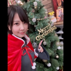 Risa Taneda Instagram - 🎄✨

クリスマス付近の思い出♡

ゆりちゃんミナミちゃんとハリポタカフェ行ったり、
みかこさんと日向坂46さんのライブに行ったりしました！
どっちも最高に幸せな時間だった！！サイコー！

そしてラジオ収録がクリスマスイブだったので
せっかくなので珍しく浮かれた格好もしてきました🎅
ツリーとくそでかチキンを添えて…🍗

インスタを更新しなさすぎた2024年でしたが、
ここから時が動き出すことを信じて1年遅れでも投稿していきたいと思います！

時をかけるインスタ、2025年もよろしくお願いします！
メリークリスマス！（1日遅れ）