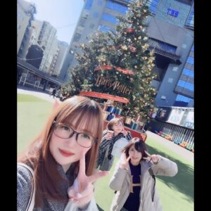 Risa Taneda Instagram - 🎄✨

クリスマス付近の思い出♡

ゆりちゃんミナミちゃんとハリポタカフェ行ったり、
みかこさんと日向坂46さんのライブに行ったりしました！
どっちも最高に幸せな時間だった！！サイコー！

そしてラジオ収録がクリスマスイブだったので
せっかくなので珍しく浮かれた格好もしてきました🎅
ツリーとくそでかチキンを添えて…🍗

インスタを更新しなさすぎた2024年でしたが、
ここから時が動き出すことを信じて1年遅れでも投稿していきたいと思います！

時をかけるインスタ、2025年もよろしくお願いします！
メリークリスマス！（1日遅れ）