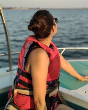 Rishina Kandhari Instagram - Perfectly captured at @maharashtraecoglampingfest  by @amithtyagi @imnoopurmavchy 🥰🌊 

Thankyou @maharashtratourismofficial @mickysinha for arranging all the fun activities and a massive tent city and giving us a wonderful time ❤️ #gratitude 

#watersports #ecoglampingmaharashtra #maharashtratourism #maharashtraecoglampingfest #nashik #sunsetgram #collabwithrishina #saillife #sailinstagram #rishinakandhari