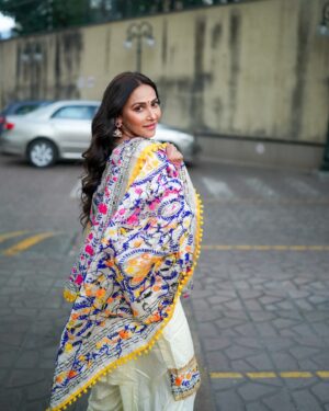 Rishina Kandhari Instagram - Lohri di lakh lakh vadhaiyan sabnu 😇🔥✨ 

May the flames of Lohri bring happiness, health, and wealth to you and your loved ones 💫✨
.
.
.
.
#lohri #makarsankranti #festival #lohricelebration #happylohri #sankranti #india #pongal #lohrifestival #indianfestival #instagram #lohrispecial #uttarayan #winter #kiteflying #happymakarsankranti #lohriwishes #bhfyp #happy