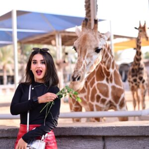 Riya Sharma Instagram - Made new FRAMDS! One leaf at a time! 🦒🫶

#abudhabi #emiratesparkzoo #travelinspo #ootd