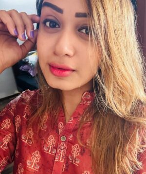 Riya Vishwanathan Instagram - Diwali series ❤️
#pappu 🤩❤️
.
.
.
#post #newpost #picoftheday 
#kurthi #love #gratitude 
#diwalivibes #diwali 
#riyavishwanathan
