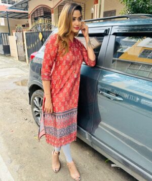 Riya Vishwanathan Instagram - Diwali series ❤️
#pappu 🤩❤️
.
.
.
#post #newpost #picoftheday 
#kurthi #love #gratitude 
#diwalivibes #diwali 
#riyavishwanathan