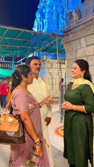 Rohini Reddy Instagram - Blessed day …#tirupati 🙏🏻🙏🏻🦋💕

Outfit @twilight_designers 

#family #akka #amma #nanna #vakulmathatemple