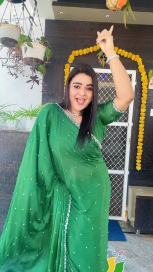 Rohini Reddy Instagram - Ranuuu ranu Bombay ki ranu🫣🫣

Saree @rasika_closet