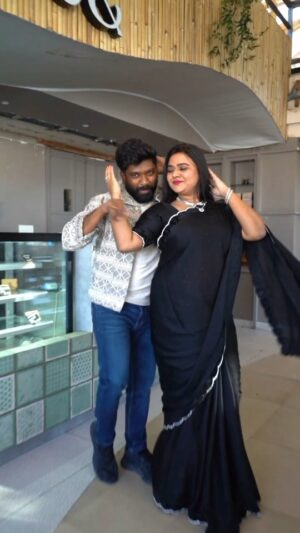 Rohini Reddy Instagram - Helllo chittamma💥💥💥 with @rollrida 

@sonymusic_south 
 
Location @queensandbeanshyderabad