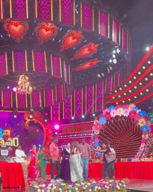 Rohini Reddy Instagram - MAZAKA moments at the Bigg Boss Season 8 Reunion! Thank you, Maa TV, for the love and the platform to let us shine 🖤✨🪩🤍 P.S- @actressrohini @tastyteja loved grooving with you both 🙈🥰💃 #Grateful #MAZAKAFamily #Promotions