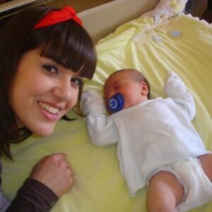Roko Instagram - Entre una y otra han pasado 18 años. 
Recuerdo ese enero frío y nevado en el que llegaste y yo me planté en el hospital con mi pañuelo rojo, mis entonces 18 y mis ganas de conocerte. Me hiciste tata madrina en un momento y desde ese día no pude parar de fascinarme contigo y de quererte. Tu nombre lo dice todo, Candela, tu corazón cálido y el mar de tus ojos llevan belleza y sabiduría de espíritu. Tu papi  @ferraraoficial compuso esta canción para ti, y hoy la escucho con más sentido que nunca. 
La vida es Bella a través de ti. 🤍
Empieza la fiesta 🔥!!!