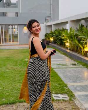 Rooqma Ray Instagram - Happy Saraswati puja 💛

#saraswati #saraswatipujo #rooqmaray #saree #indianlook