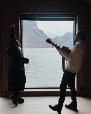 Rosa Linn Instagram - Four unforgettable days in the breathtaking cold of Norway! ❄️ A huge thank you to @vianney and his amazing team for turning this chilly adventure into the warmest experience 🤍