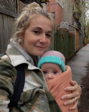 Rosalie Vaillancourt Instagram - Déjà trois ans pour la bébé la plus drôle, douce, curieuse et calme. Ma petite Marguerite. Elle chante toujours : y’a quelqu’un qu’y a fait caca dans mes culottes. Son meilleur ami c’est son père. Elle rit de toutes mes blagues et adore voyager. Je l’aime tellement!! Et c’est que le début!