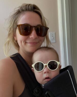 Rosalie Vaillancourt Instagram - Déjà trois ans pour la bébé la plus drôle, douce, curieuse et calme. Ma petite Marguerite. Elle chante toujours : y’a quelqu’un qu’y a fait caca dans mes culottes. Son meilleur ami c’est son père. Elle rit de toutes mes blagues et adore voyager. Je l’aime tellement!! Et c’est que le début!