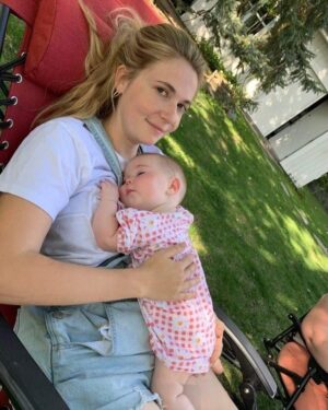 Rosalie Vaillancourt Instagram - Déjà trois ans pour la bébé la plus drôle, douce, curieuse et calme. Ma petite Marguerite. Elle chante toujours : y’a quelqu’un qu’y a fait caca dans mes culottes. Son meilleur ami c’est son père. Elle rit de toutes mes blagues et adore voyager. Je l’aime tellement!! Et c’est que le début!