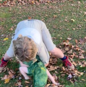 Rosalie Vaillancourt Instagram - Steve Irwin à la chasse aux bonbons #halloween #steveirwin #crocodile #merefille