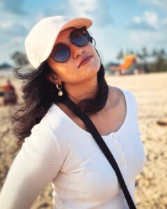 Actress Roshini Haripriyan HD Photos and Wallpapers March 2025