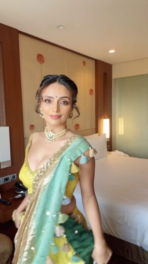 Roshni Chopra Instagram - #rovive for a Sundowner Mehendi 💛✨