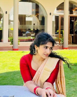 Roshni Prakash Instagram - Traditional on the outside, trouble on the inside. 🤟🏼