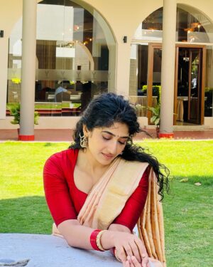Roshni Prakash Instagram - Traditional on the outside, trouble on the inside. 🤟🏼