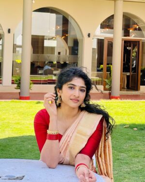 Roshni Prakash Instagram - Traditional on the outside, trouble on the inside. 🤟🏼
