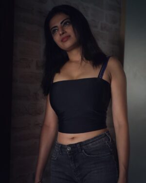 Roshni Sahota Instagram - Moving like a snake 🐍 

#portraitphotography #snake #moment #trend #vibe #black #basic #potrait #light #paintings #instafashion