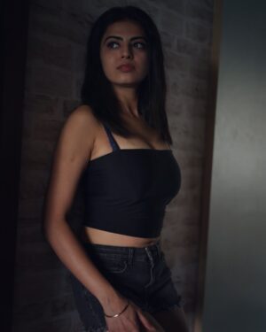 Roshni Sahota Instagram - Moving like a snake 🐍 

#portraitphotography #snake #moment #trend #vibe #black #basic #potrait #light #paintings #instafashion