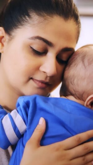 Ruchi Savarn Instagram - Stretch marks appear rapidly in the later months of pregnancy.. they can’t really be stopped but  we can help our skin bear the extreme stretch.. @momandworld products exactly do the same..it’s belly butter hydrates, soothes and calms the itchy, drying and stretching skin.. 
So mamma take good care of yourself and accept your new body with a lot of love. Give it time to heal and #embraceyourstretch with pride!

Also Mammas, here I bring to you a chance to win amazing products from @momandworld
Follow the instructions below to participate in this GIVEAWAY !!
✨  Follow me - @ruchisavarn & @momandworld on Instagram
✨  Like this post !
✨  Tag 2 or more friends in the comments below & ask them to participate as well
✨  Comment & tell me which one of their products are you most excited to get your hands on!
✨  Post a story for this giveaway and tag @momandworld and me.
✨  Giveaway ends on - 8th April 2022

Hurry Up !!! Don’t wait too long and comment down right away !!
To know more about their products, check out https://www.momandworld.com/ and you can shop now !!!! 🐣 ❤️ 

#MomAndWorld #CareByNature #PETAcertified #Embraceyourstretch  #Feelforstretch  #Loveforstretch  #Markyourstretch #flipsideinfluencer