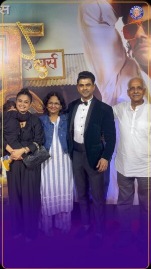 Ruchi Savarn Instagram - ‘बाबू’ सिनेमाच्या ग्रॅन्ड प्रीमियरला अभिनेता @ankittmohan ची कुटुंबीयांसोबत हजेरी❤️

#rajshrimarathi #babu #ankitmohan #premierlaunch